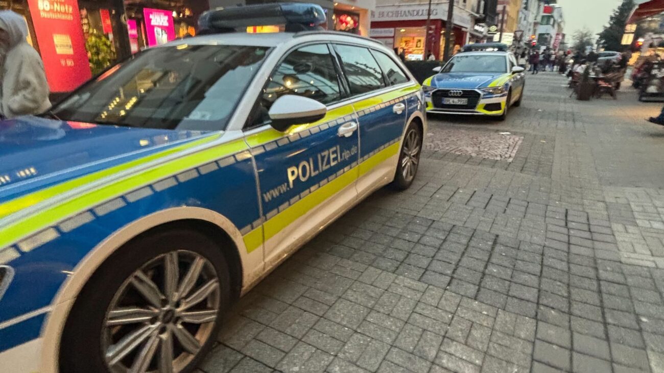 Böller in Menschenmenge, verletzter Polizist und Müllcontainer in Flammen: Silvesternacht in Bad Kreuznach