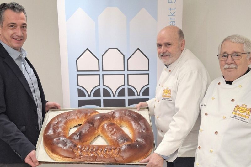 Neujahrsbrezel im Rathaus von Bad Kreuznach überreicht