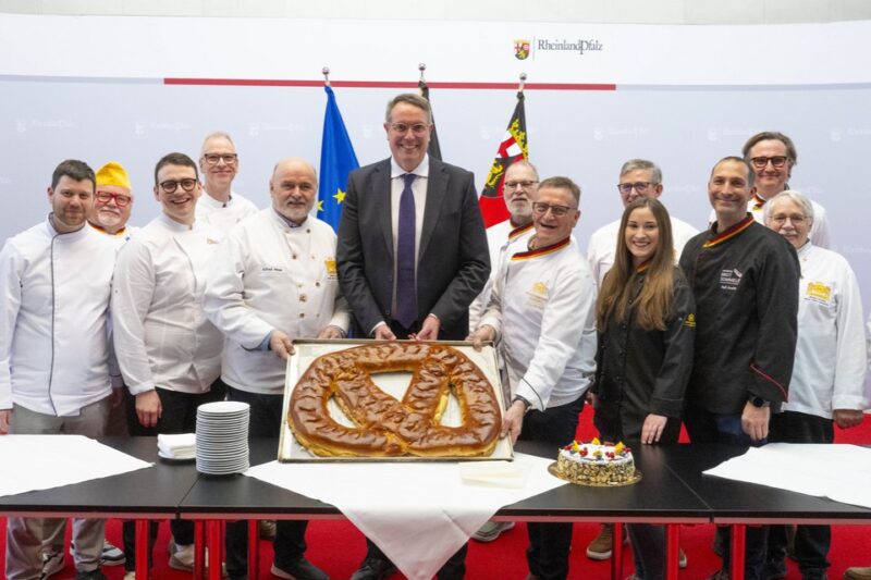 Ministerpräsident Alexander Schweitzer nimmt Neujahrsbrezel entgegen